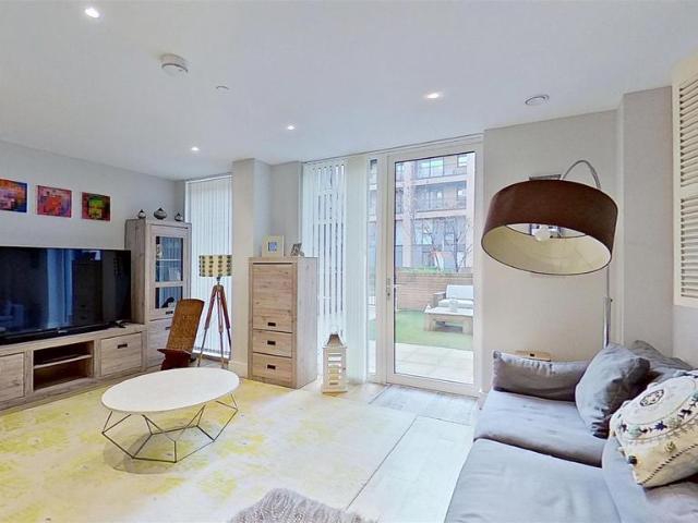 Flat for sale in Summerstown, Greater London