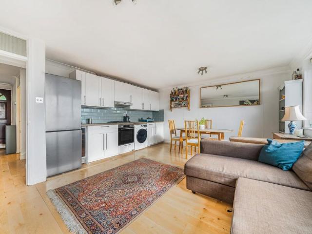Flat for sale in Oaklands Estate, Greater London