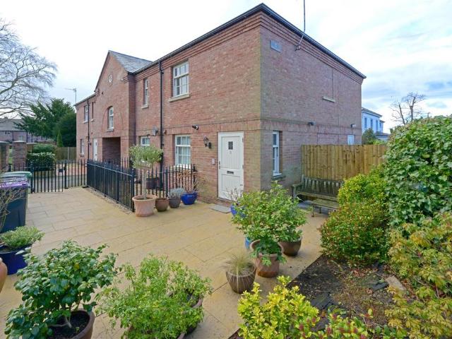 Flat for sale in Cherry Orchard, Frankwell