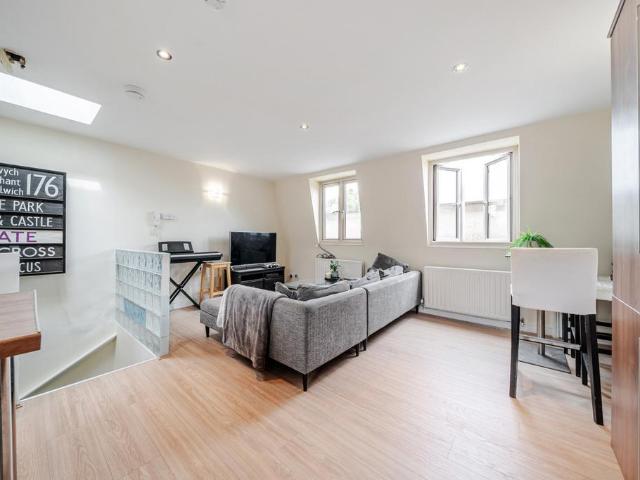 Flat for sale in Walworth, Greater London