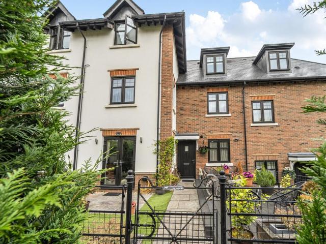 Flat for sale in Heol-las, Surrey