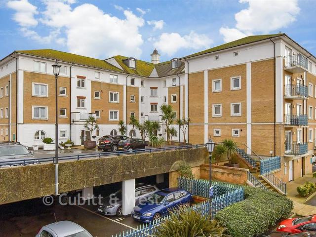 Flat for sale in Roedean