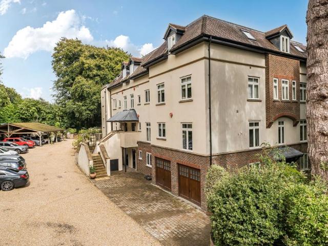 Flat for sale in Sleepers' Hill, Hampshire