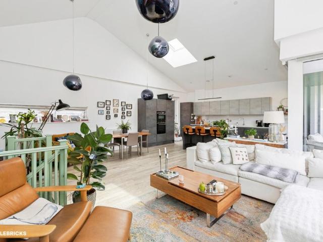 Flat for sale in Old Ford, Bow