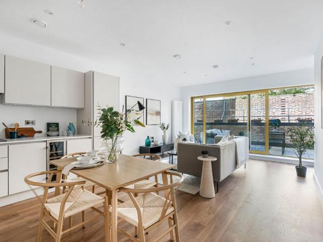 Flat for sale in London Borough of Wandsworth, Greater London
