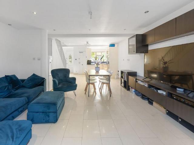 Flat for sale in Leytonstone, Greater London