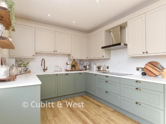 Flat for sale in Red Hill, Surrey
