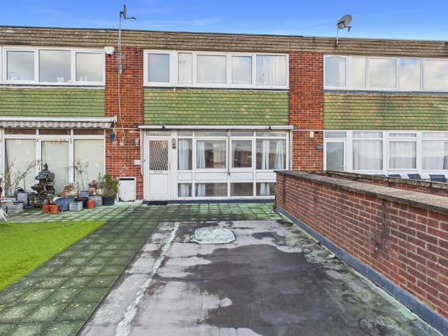 Flat for sale in Whetstone, Oakleigh Park