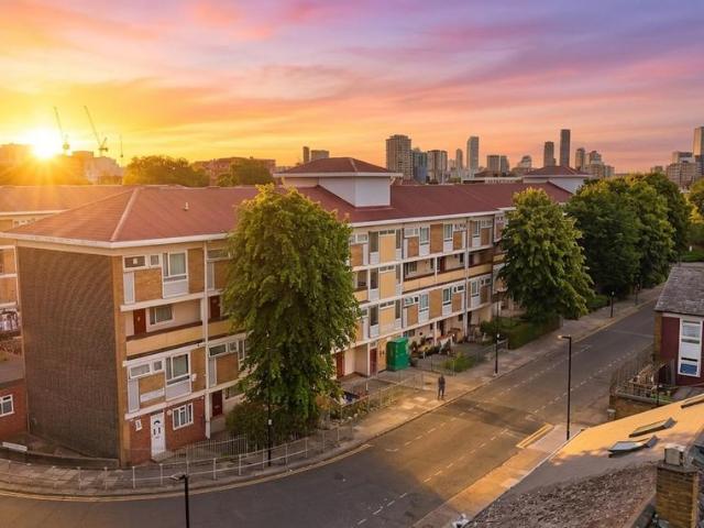Flat for sale in Bromley-by-Bow, Poplar Grove