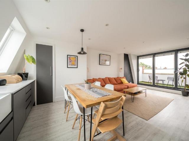 Flat for sale in Queen's Park, Greater London