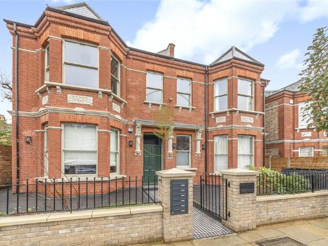 Flat for sale in Kilburn, Greater London