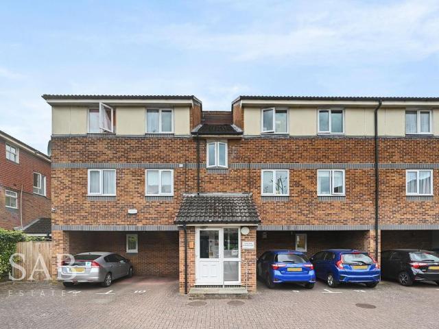 Flat for sale in London Borough of Ealing, Greater London