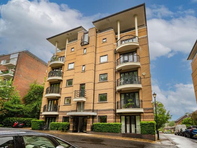 Flat for sale in Crouch End, Greater London