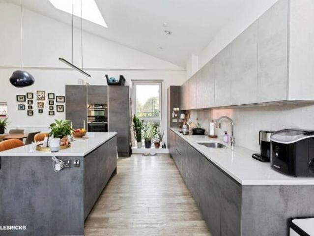Apartment for sale in Hart, Hampshire