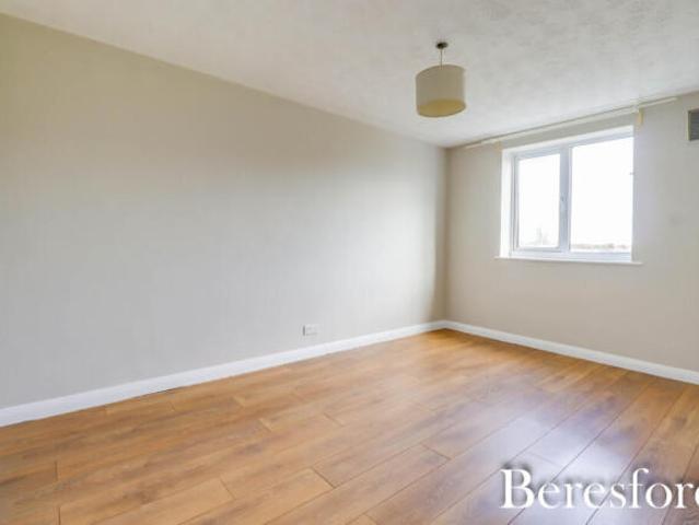 Apartment for sale in Navestock Side