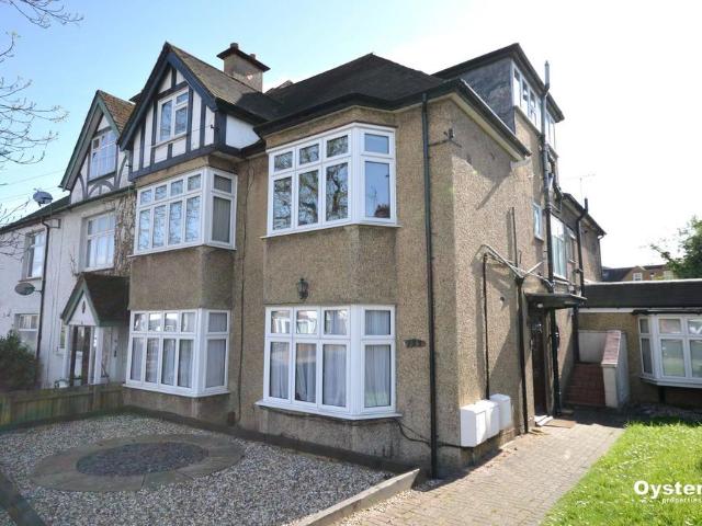Flat for rent in Harrow Weald, Greater London