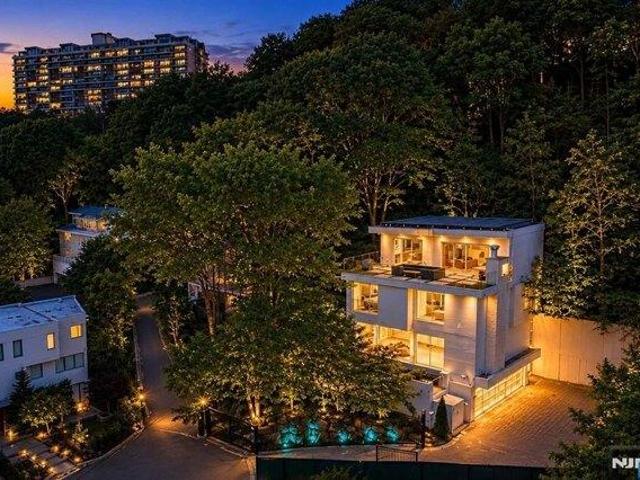 House for sale in Edgewater, New Jersey
