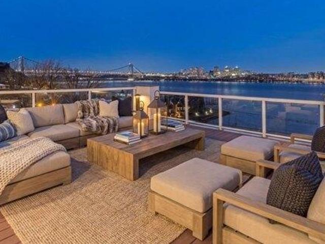 House for sale in Edgewater, New Jersey