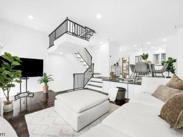 House for sale in Edgewater, New Jersey