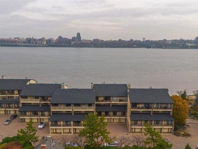 House for sale in Edgewater, New Jersey