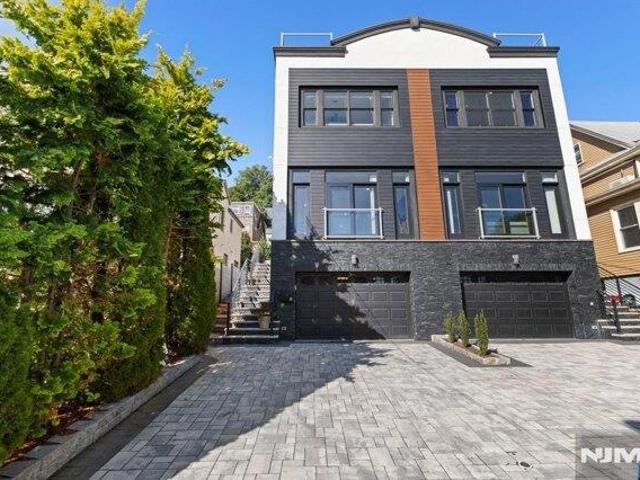 House for sale in Edgewater, Bergen County