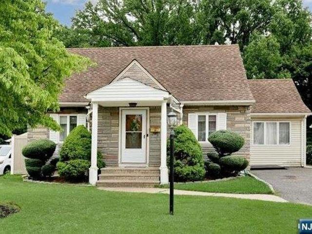 House for sale in Elmwood Park, New Jersey