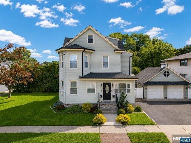 House for sale in Elmwood Park, New Jersey
