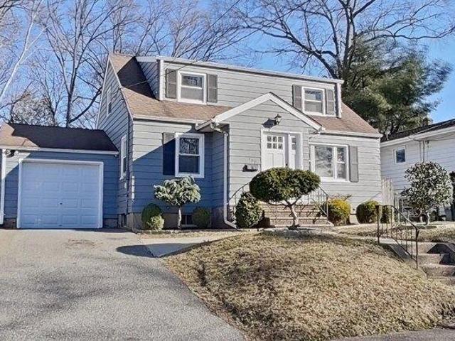 House for sale in Elmwood Park, New Jersey