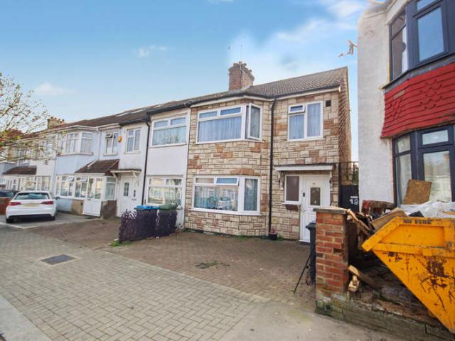 Cottage for sale in Sudbury, Greater London