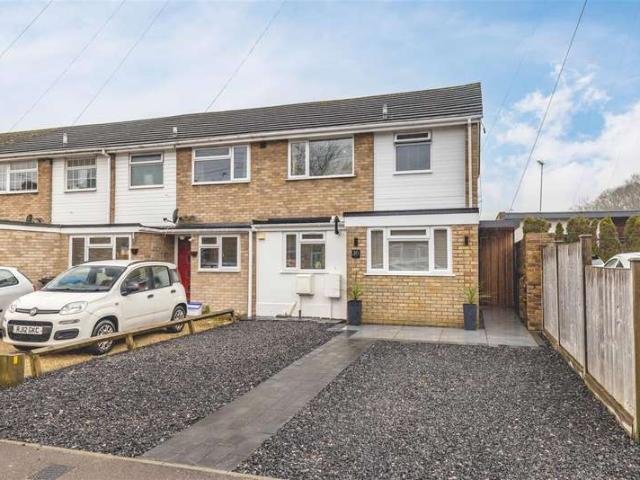 Cottage for sale in Old Windsor