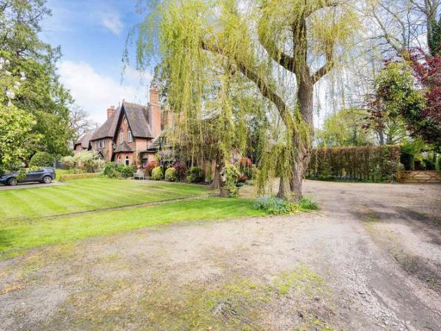 Cottage for sale in Hillview, Surrey