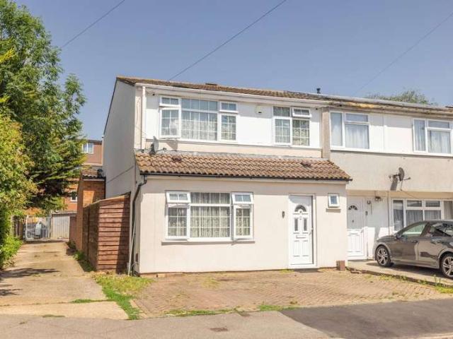 Cottage for sale in Slough