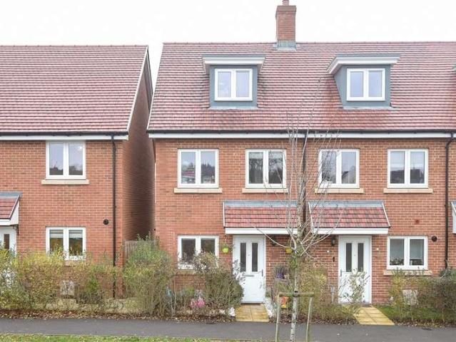Cottage for sale in Kilnwood Vale, Horsham