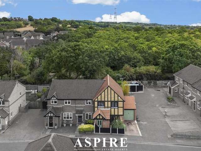 Cottage for sale in Bird Estate, Barling