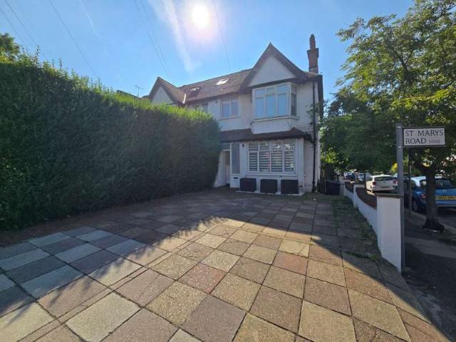 Cottage for sale in Brent Cross, Greater London