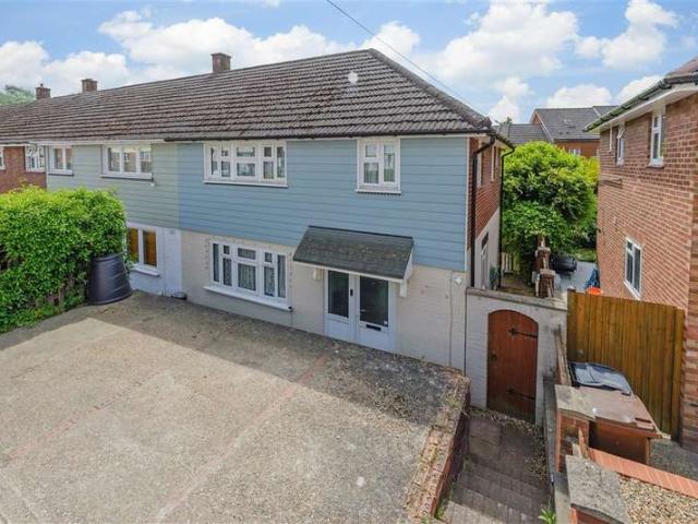 Cottage for sale in Strood