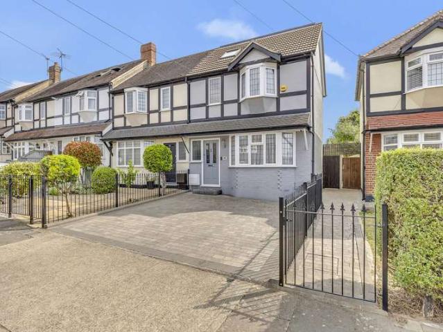 Cottage for sale in London Borough of Havering, Greater London