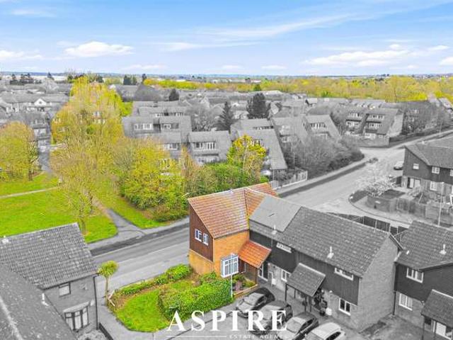 Cottage for sale in Bowers Gifford, Essex