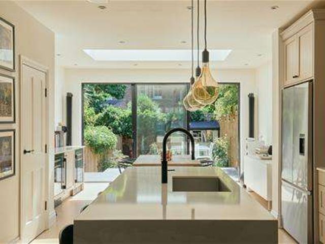 Cottage for sale in London Borough of Hounslow, Strand