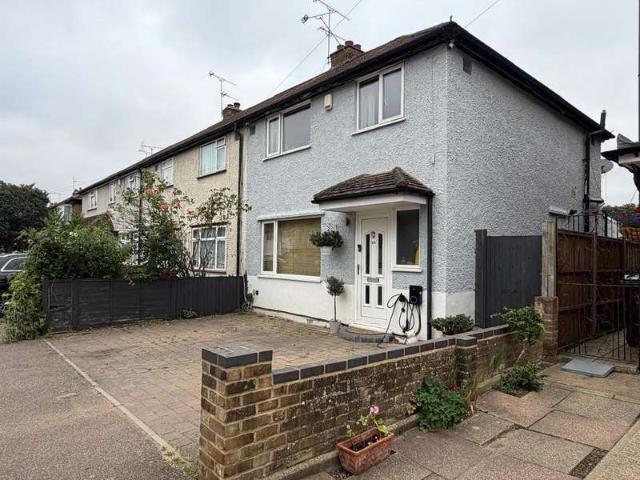 Cottage for sale in Napsbury Park, Five Acres