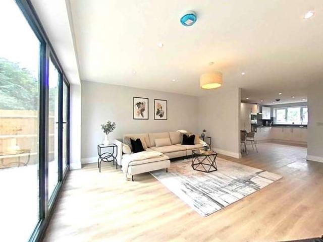 Terraced House for sale in Slough, Burnham