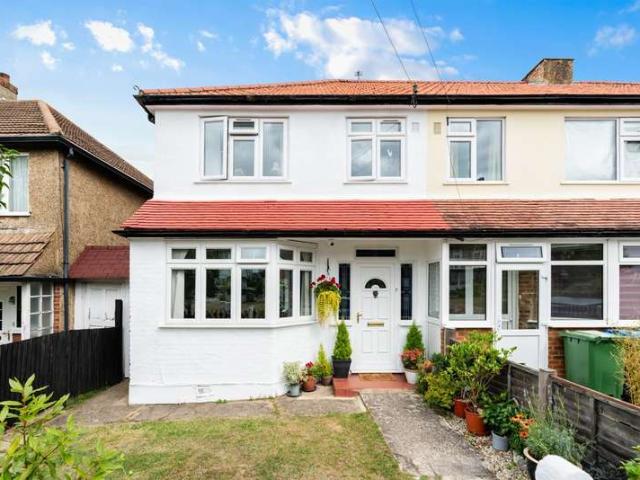 Terraced House for sale in Chessington, Hook