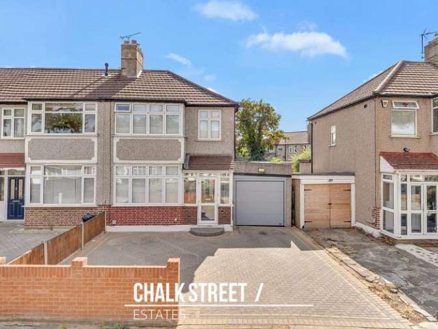 Cottage for sale in Elm Park, Greater London