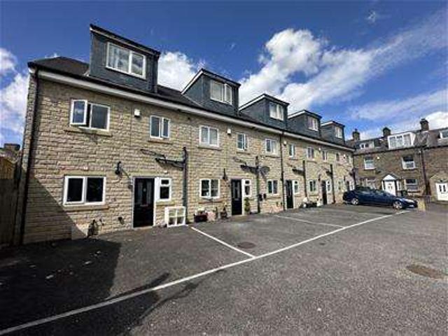 Cottage for rent in Ovenden, Halifax