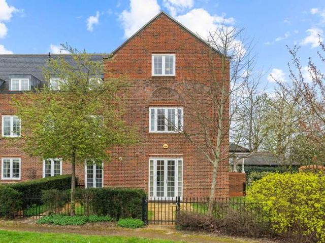 Cottage for sale in Frogmore, Five Acres
