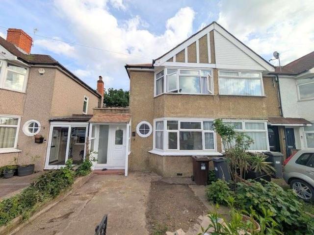 Cottage for rent in London Borough of Hounslow, Feltham
