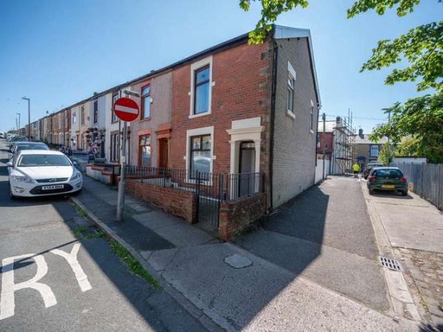 Cottage for sale in Knowle Fold, Darwen