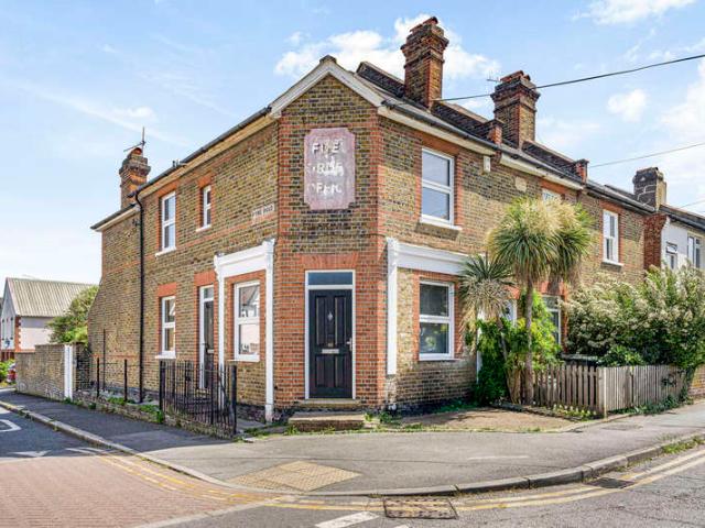 Cottage for sale in Tolworth, Greater London