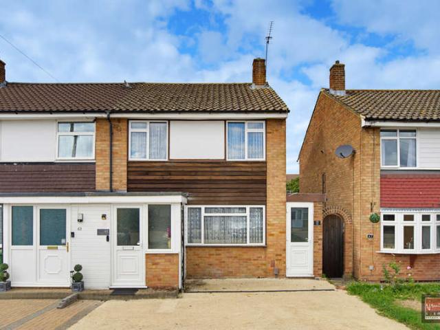 Cottage for sale in Littleton Common, Spelthorne