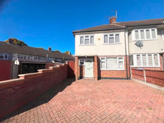 Cottage for sale in Harold Wood, Greater London